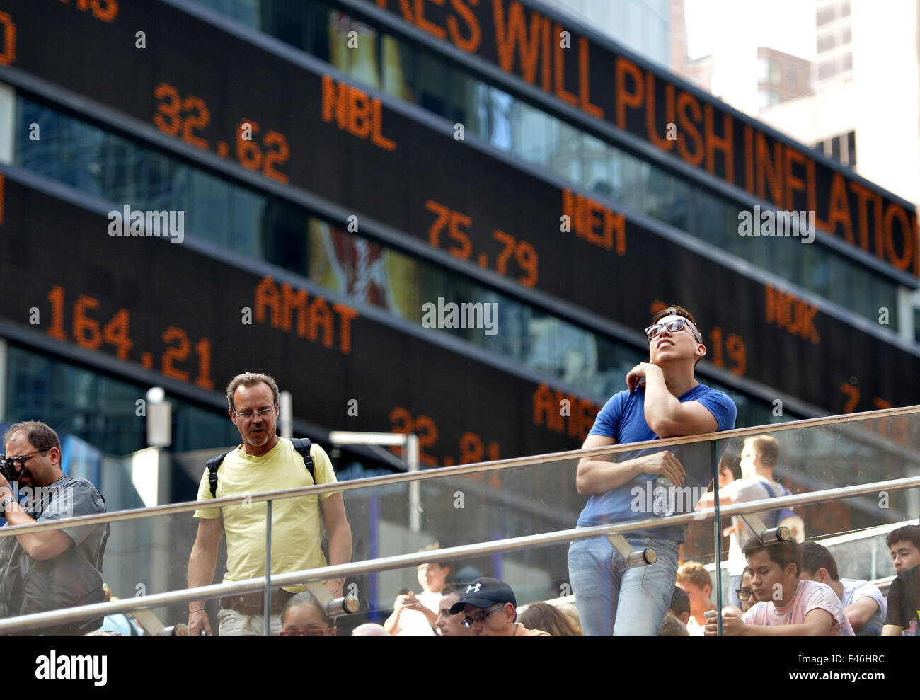 New York, USA. 3. Juli 2014. Touristen versammeln sich vor den Bildschirmen, der Dow Jones Industrial Index an der New Yorker Time Square in New York, USA am 3. Juli 2014 zeigt. US-Aktien auf Rekordhöhen geschlossen Donnerstag bis Ende ein Urlaub verkürzt Woche, mit dem Dow Jones Industrial Average Abrechnung über 17.000 Punkten zum ersten Mal stärker als erwartete US nichtlandwirtschaftliche Lohn-und Gehaltsabrechnung Bericht verstärkt. © Wang Lei/Xinhua/Alamy Live-Nachrichten Stockfoto