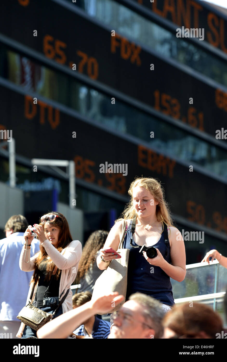 New York, USA. 3. Juli 2014. Touristen versammeln sich vor den Bildschirmen, der Dow Jones Industrial Index an der New Yorker Time Square in New York, USA am 3. Juli 2014 zeigt. US-Aktien auf Rekordhöhen geschlossen Donnerstag bis Ende ein Urlaub verkürzt Woche, mit dem Dow Jones Industrial Average Abrechnung über 17.000 Punkten zum ersten Mal stärker als erwartete US nichtlandwirtschaftliche Lohn-und Gehaltsabrechnung Bericht verstärkt. © Wang Lei/Xinhua/Alamy Live-Nachrichten Stockfoto
