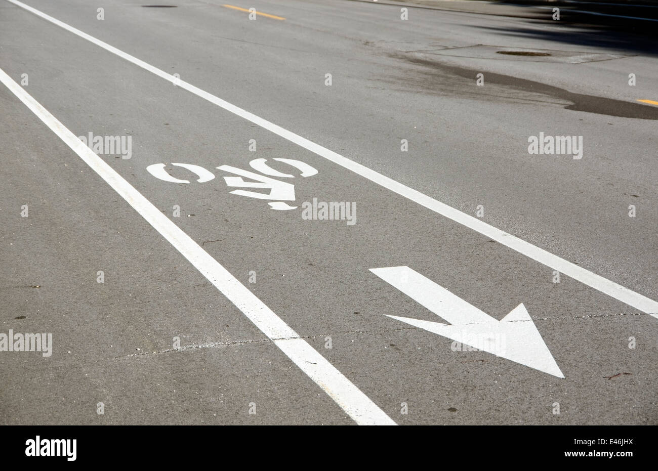 Fahrrad-Fahrbahnmarkierungen auf Stadtstraße Stockfoto