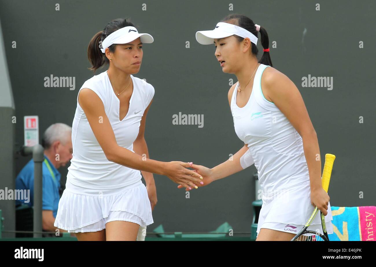 London, UK. 2. Juli 2014. Chinas Peng Shuai(R) und chinesischen Taipeis Hsieh Su-Wei zu gewinnen einen Punkt während für Damen Doppel dritten Vorrundenspiel © Action Plus Sport/Alamy Live News Stockfoto