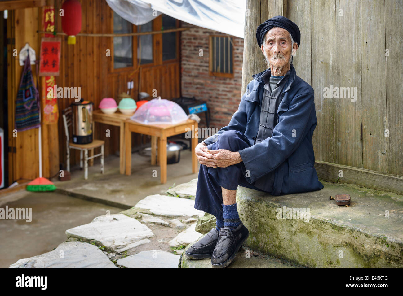 Einem älteren Mitglied der Yao Minderheit Menschen in Tiantou Dorf, Guangxi, China. Stockfoto