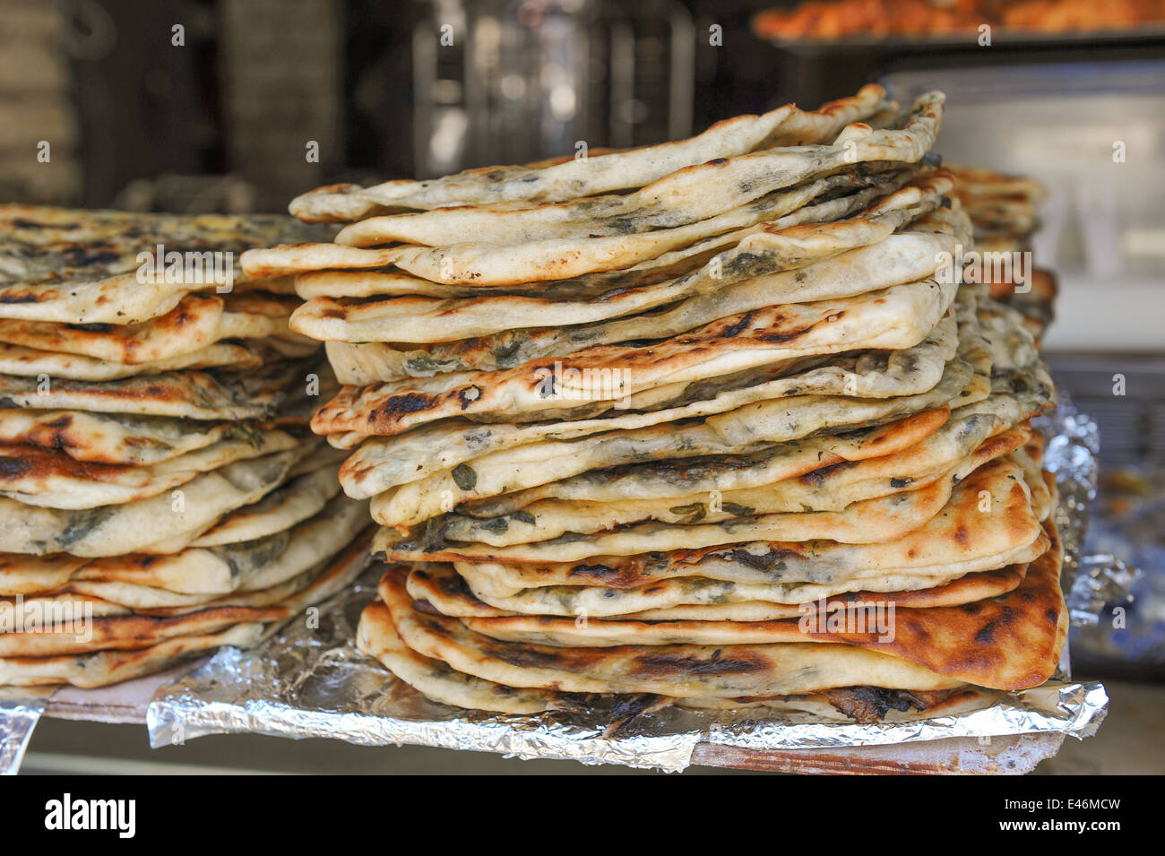 Frisch gebackenes erfahrene Pitta Brot zum Verkauf an Abulafia Bäckerei, Jaffa, Israel. Stockfoto