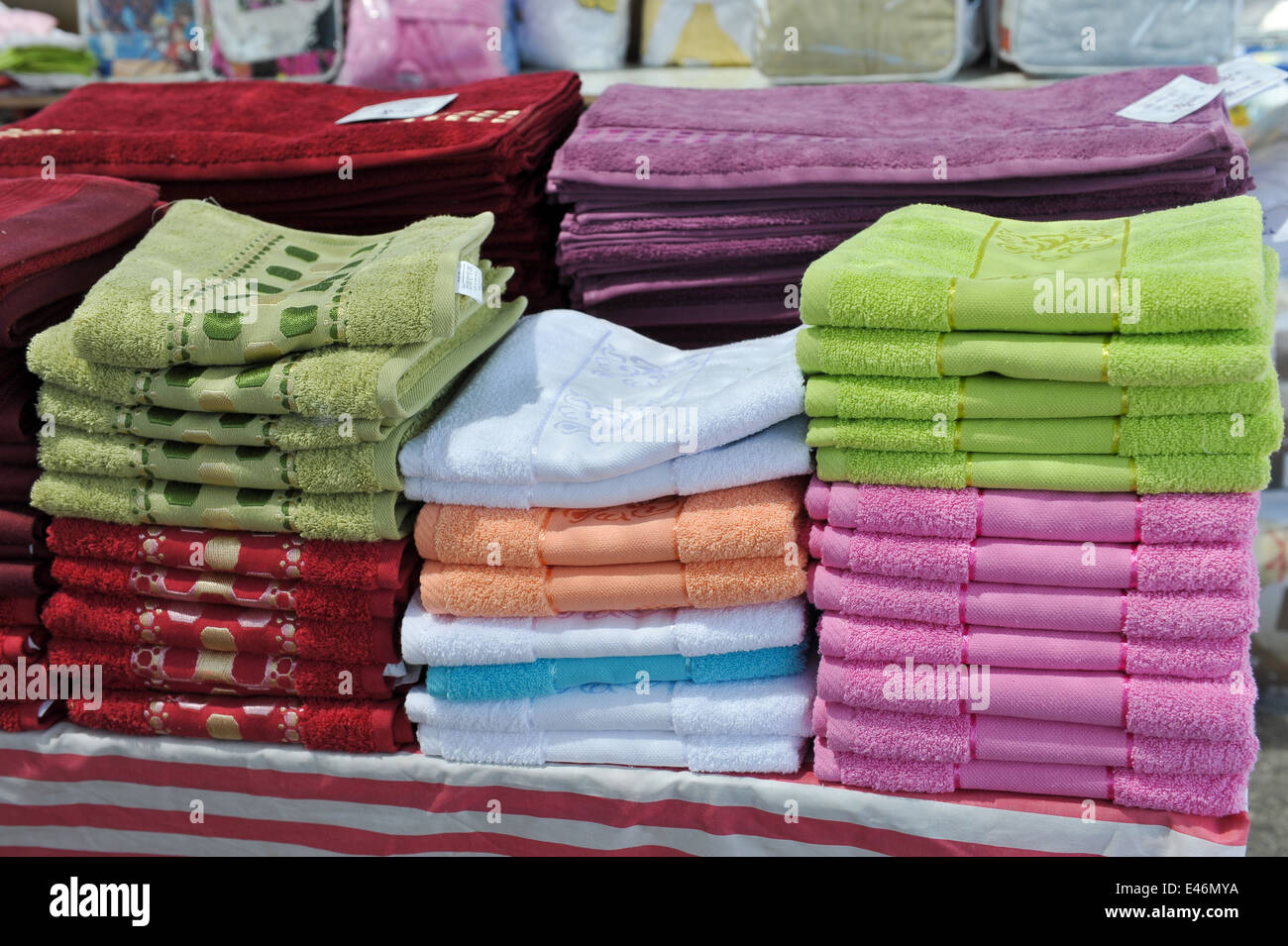 Handtücher zum Verkauf an Hurfeish Markt, nördlichen Bezirk, obere Gallili, Israel Stockfoto