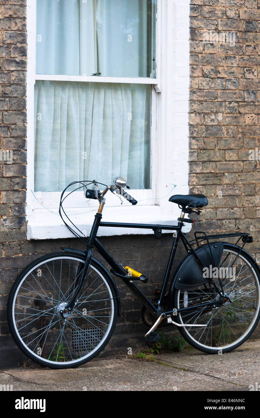 Traditionelle Suffolk Szene altes Fahrrad durch das Fenster der Hütte vertikale Bild Stockfoto