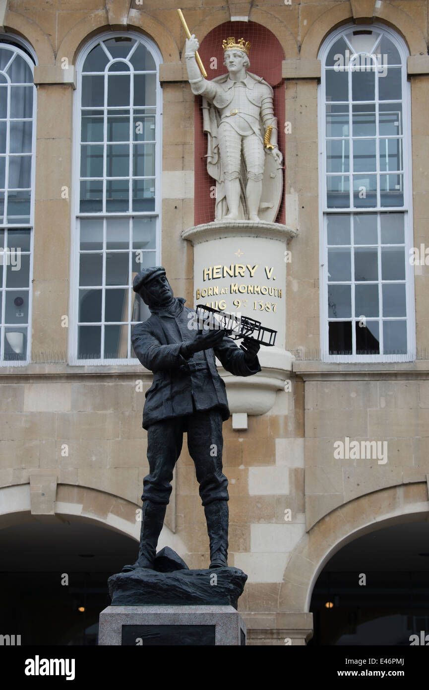 Statuen von Charles Stewart Rolls (von Rolls-Royce Fame) und Henry V außerhalb der Shirehall, Monmouth, Wales UK Stockfoto