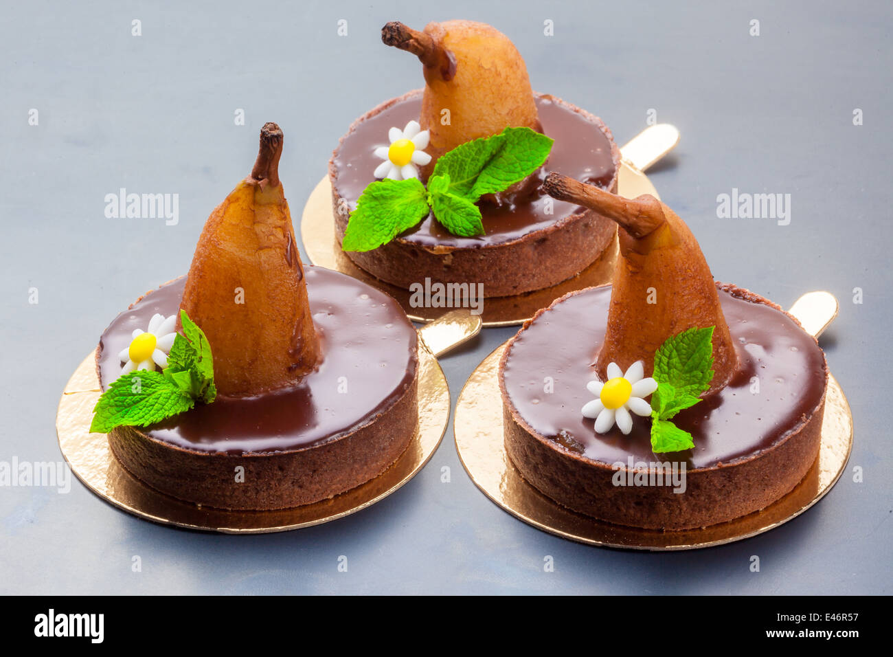 Drei Schokoladenkuchen mit Birnen Stockfoto