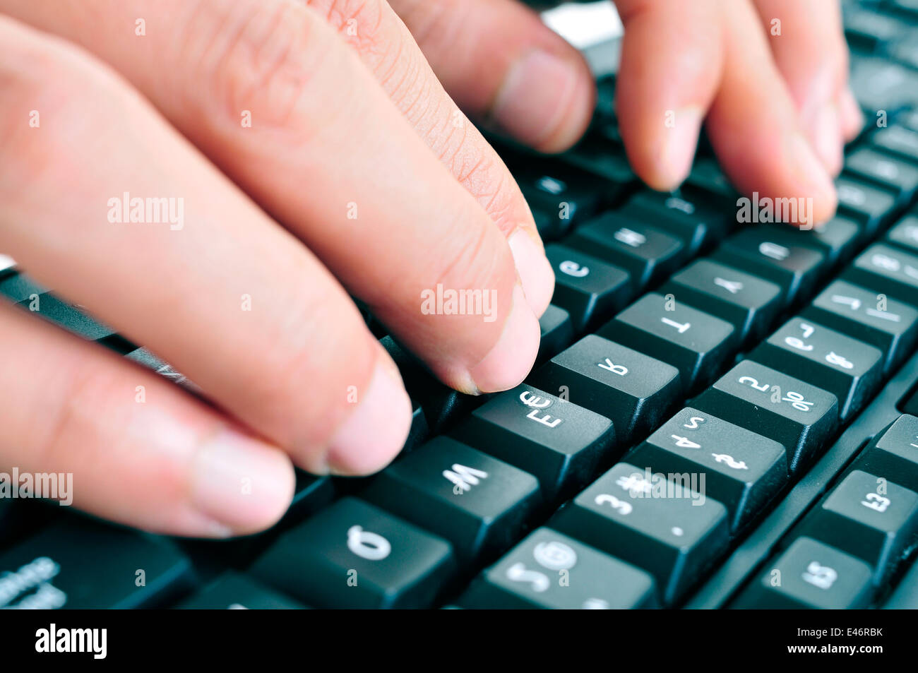 Nahaufnahme von den Händen eines Mannes auf einer Computertastatur tippen Stockfoto