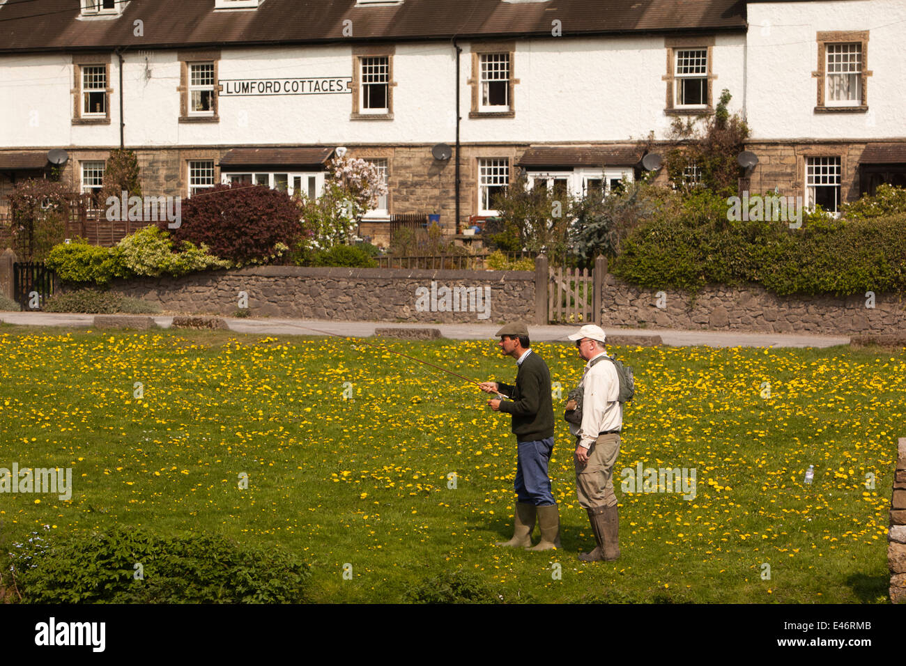 UK, Derbyshire, Peak District, Bakewell, Mann mit Fliegenfischen Lektion am Ufer des Flusses Wye Lumford Cottages Stockfoto