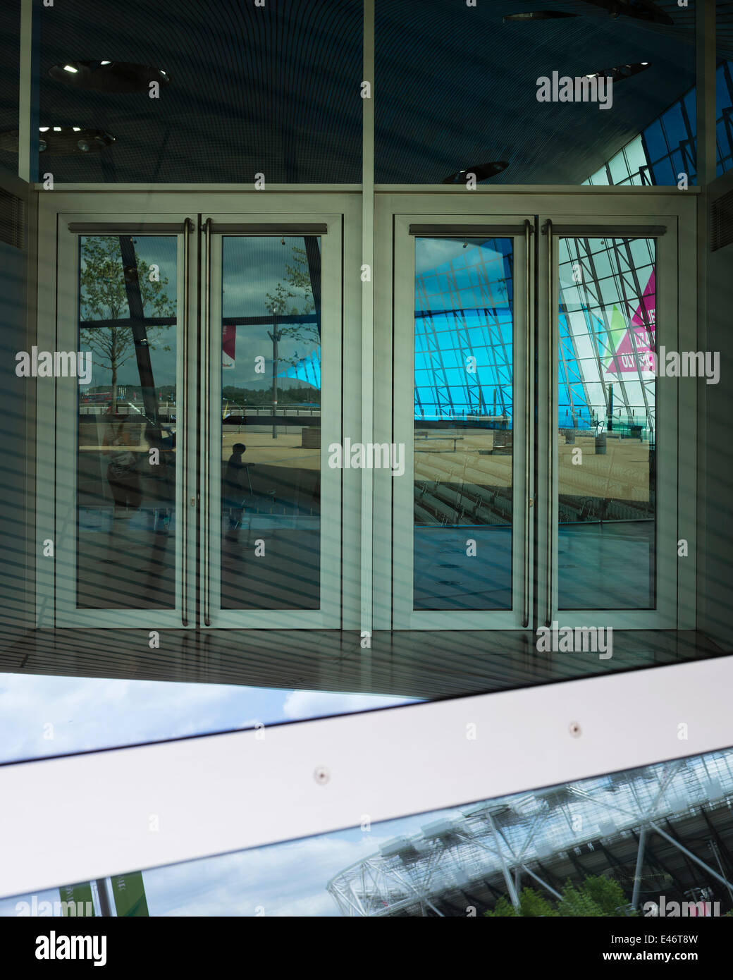 London-Wassersport-Zentrum, nach die spielen 2012 in London, Vereinigtes Königreich. Architekt: Zaha Hadid Architects, 2014. Reflexionen in gla Stockfoto