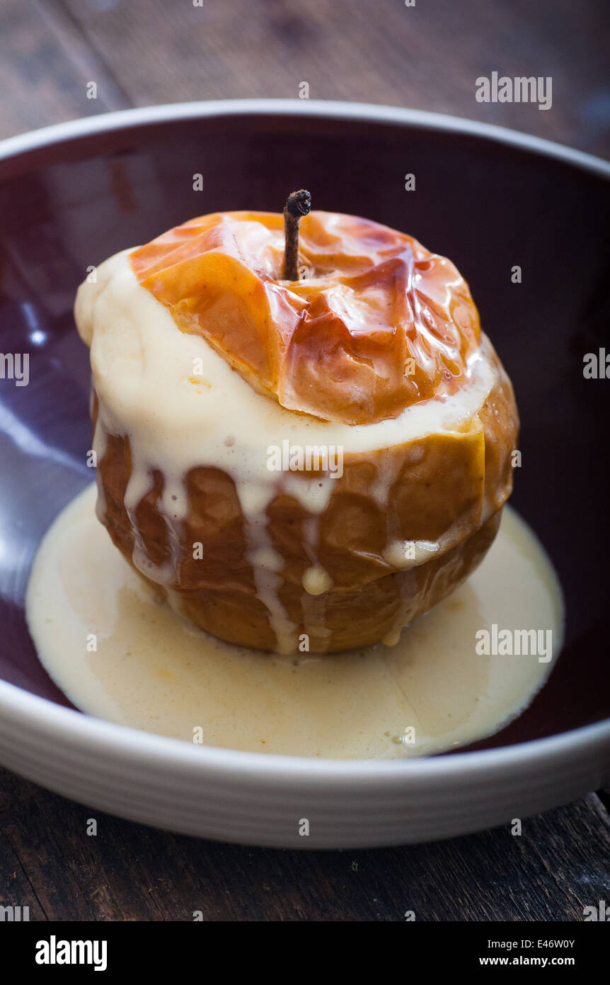 Posen, Polen, gebackene Apfel mit Vanille-Eis Stockfoto