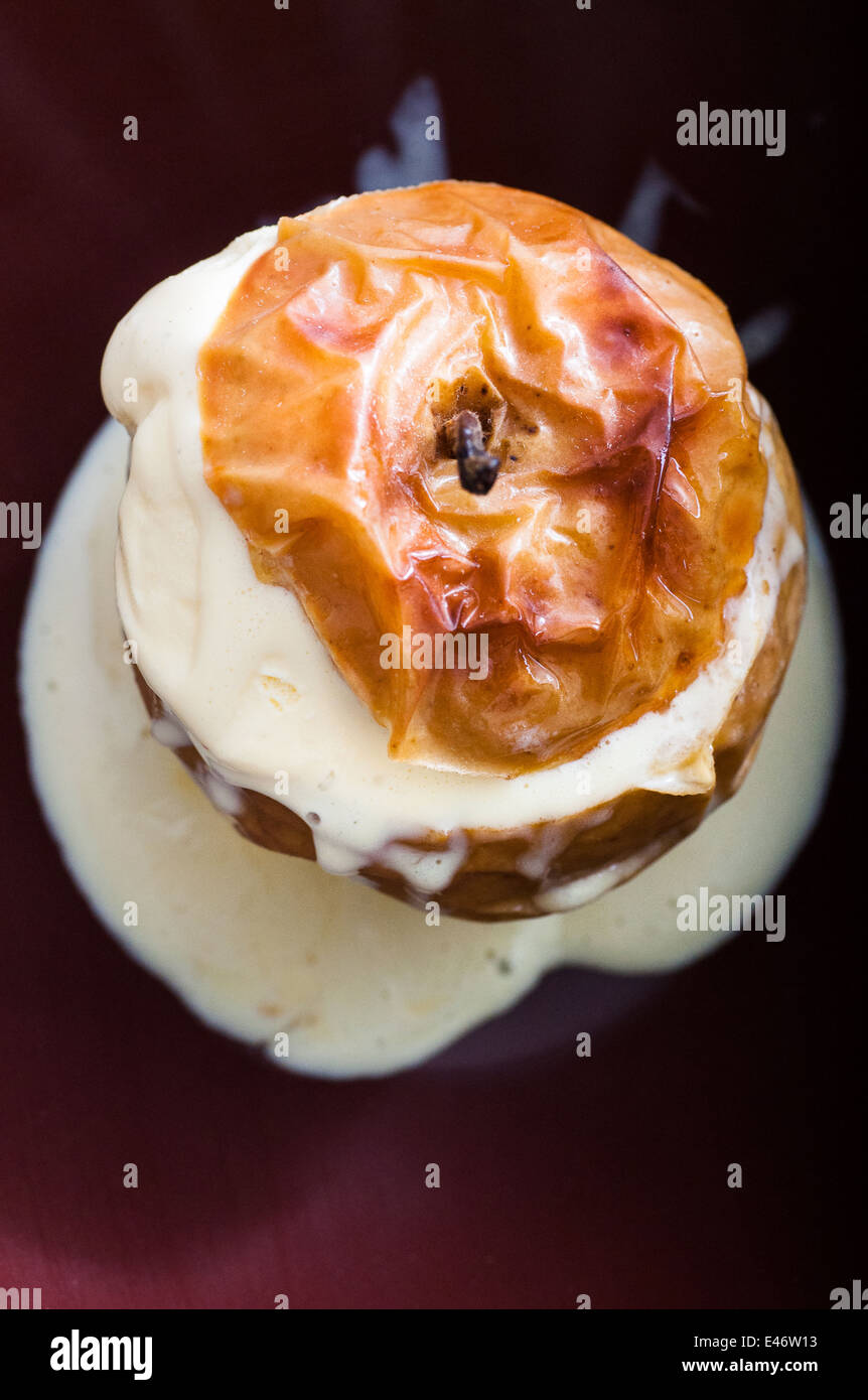 Posen, Polen, gebackene Apfel mit Vanille-Eis Stockfoto