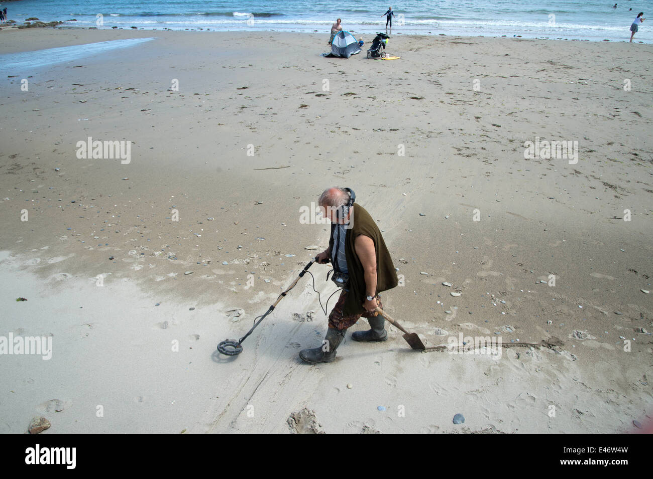 Cornwall. Portscatho auf der Halbinsel Roseland. Mann mit Metalldetektor am Strand. Stockfoto