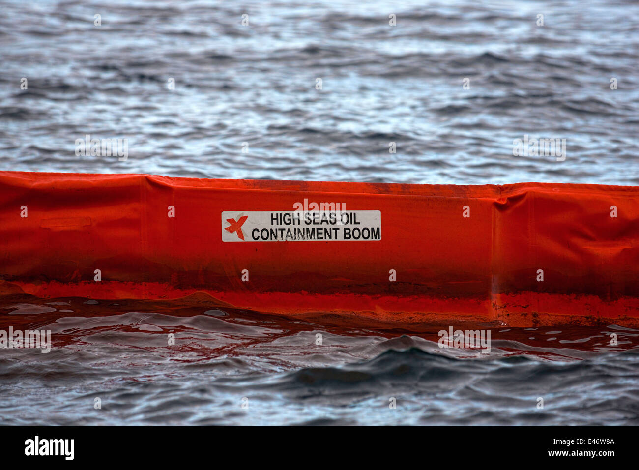 Hoher See Öl Ölsperre im Mittelmeer Ozean. Stockfoto