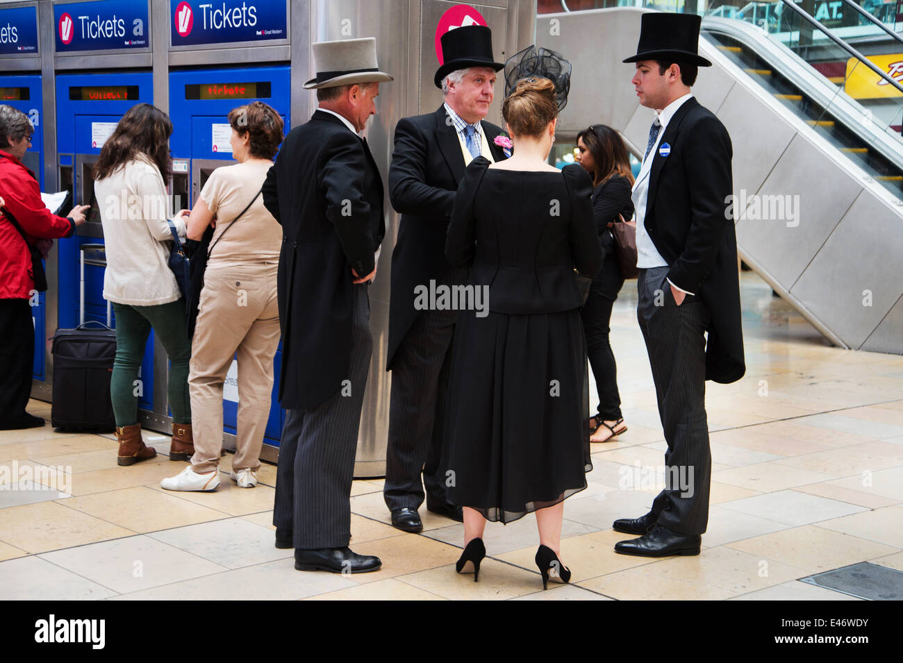 London. Paddington Station. Drei Männer und eine Frau auf dem Weg nach Ascot warten auf ihren Zug Stockfoto