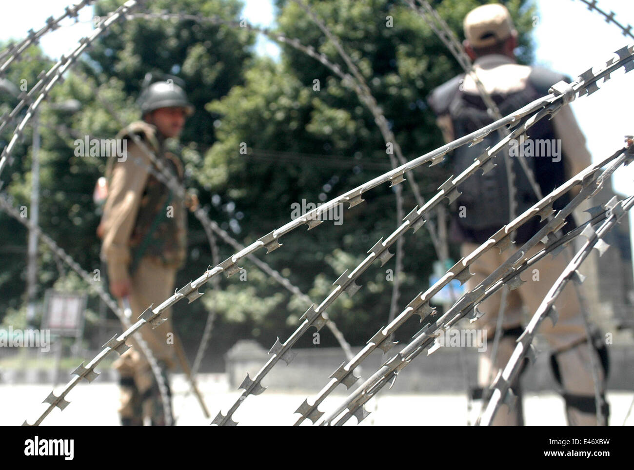 Srinagar, Kaschmir. 4. Juli 2014. Eine indische paramilitärischen Soldat steht Wache Einschränkungen in Srinagar, Indien Kaschmir am 4. Juli 2014. separatistische Gruppen gegen indischen Herrschaft kündigte einen Streik um einen Besuch des Landes Premierminister Narendra Modi zu protestieren. Modi ist auf seinem ersten offiziellen Besuch in der umstrittenen Himalaya Region ...er zu eröffnen, eine Eisenbahnlinie und ein Kraftwerk und auch Kredit-Überprüfung Sicherheit und Entwicklung: Shafat/Pacific Press/Alamy Live News Stockfoto