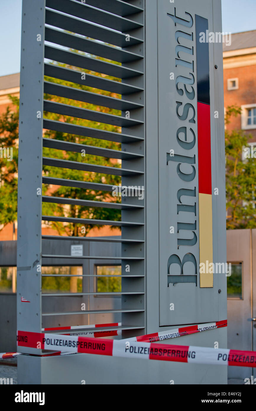 Nürnberg, Deutschland. 3. Juli 2014. Flüchtlinge sitzen auf dem Zaun außerhalb des Bundesamtes