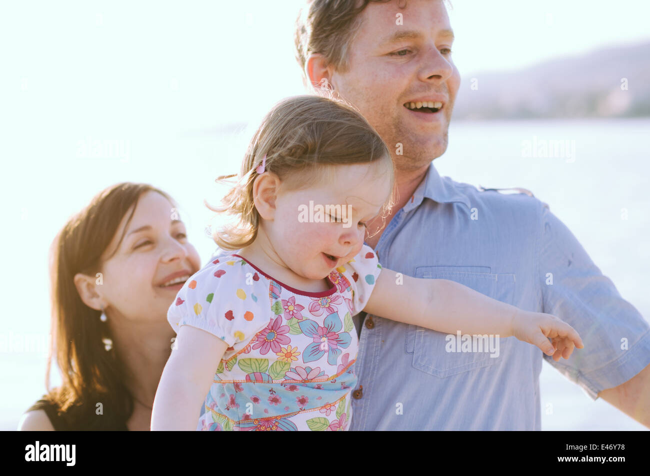 Familie mit drei am Meer Stockfoto