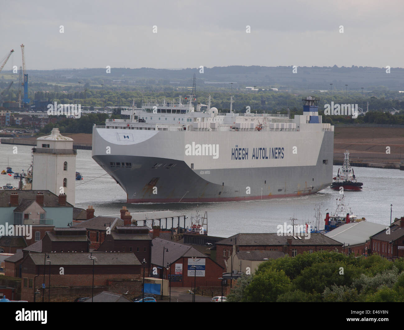 Die 57718 Tonne "Hoegh America" verlässt den Hafen Tyne aus dem Nissan terminal an einem bewölkten Tag. Stockfoto