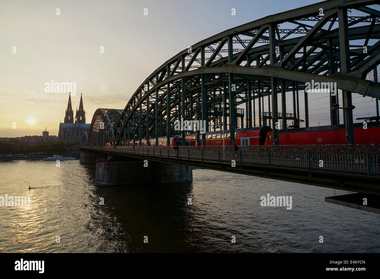 Deutschland: Hohenzollernbrücke mit Kölner Dom. Foto vom 23. September 2013. Stockfoto