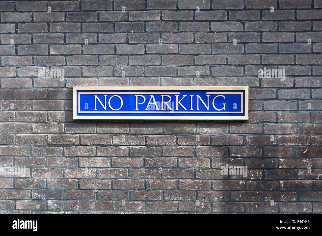 Keine Parkplätze an der Wand geschrieben Stockfoto