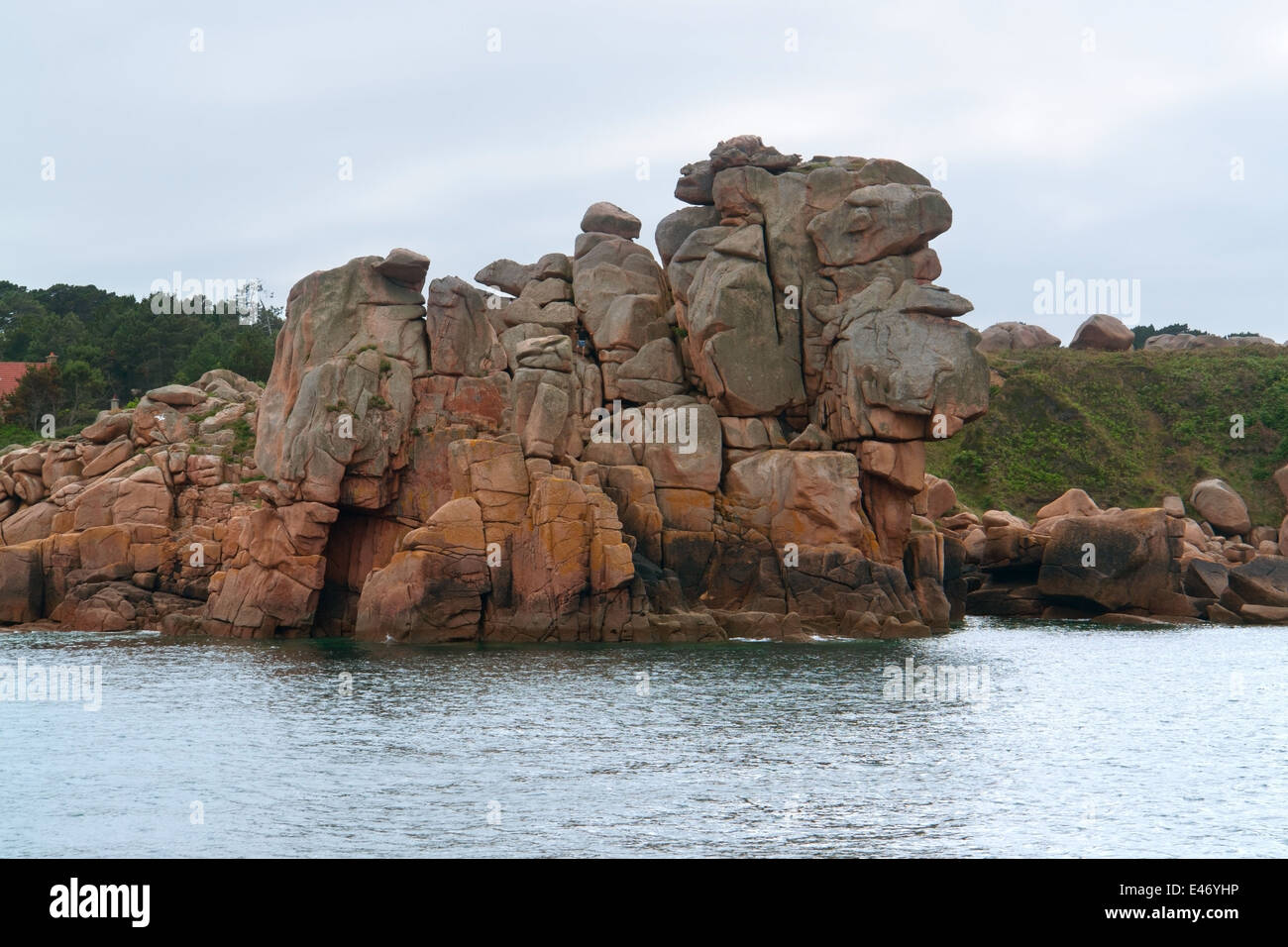 felsige Küstenlandschaft an den sieben Inseln in der Bretagne, Frankreich Stockfoto