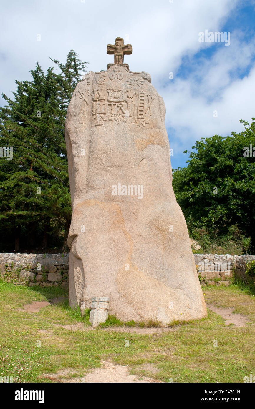 der Menhir von Saint-Uzec in der Bretagne, Frankreich Stockfoto