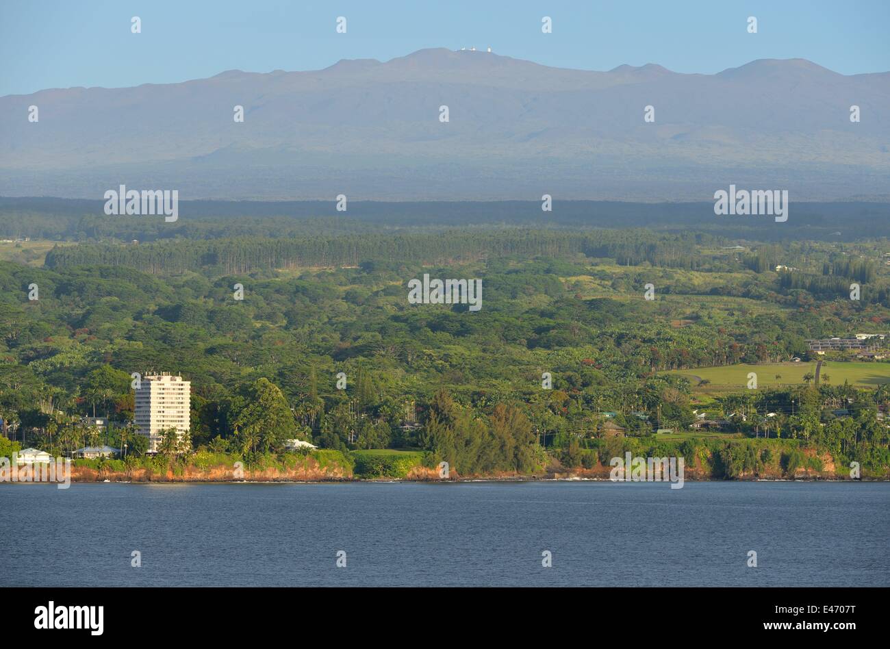 Der Gipfel des Mauna Kea ist von der Stadt Hilo (Hawaii) abgebildet. Stockfoto