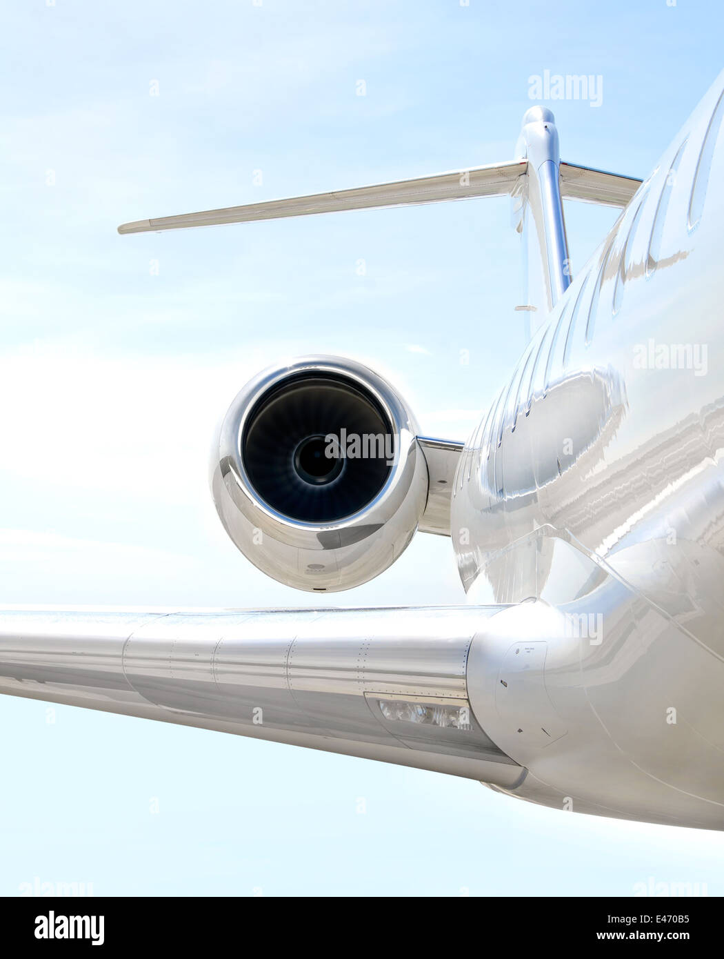 Luxuriöse private Flugzeuge fliegen. Jet-Engine mit einem Teil eines Flügels - Bombardier Global Express Stockfoto