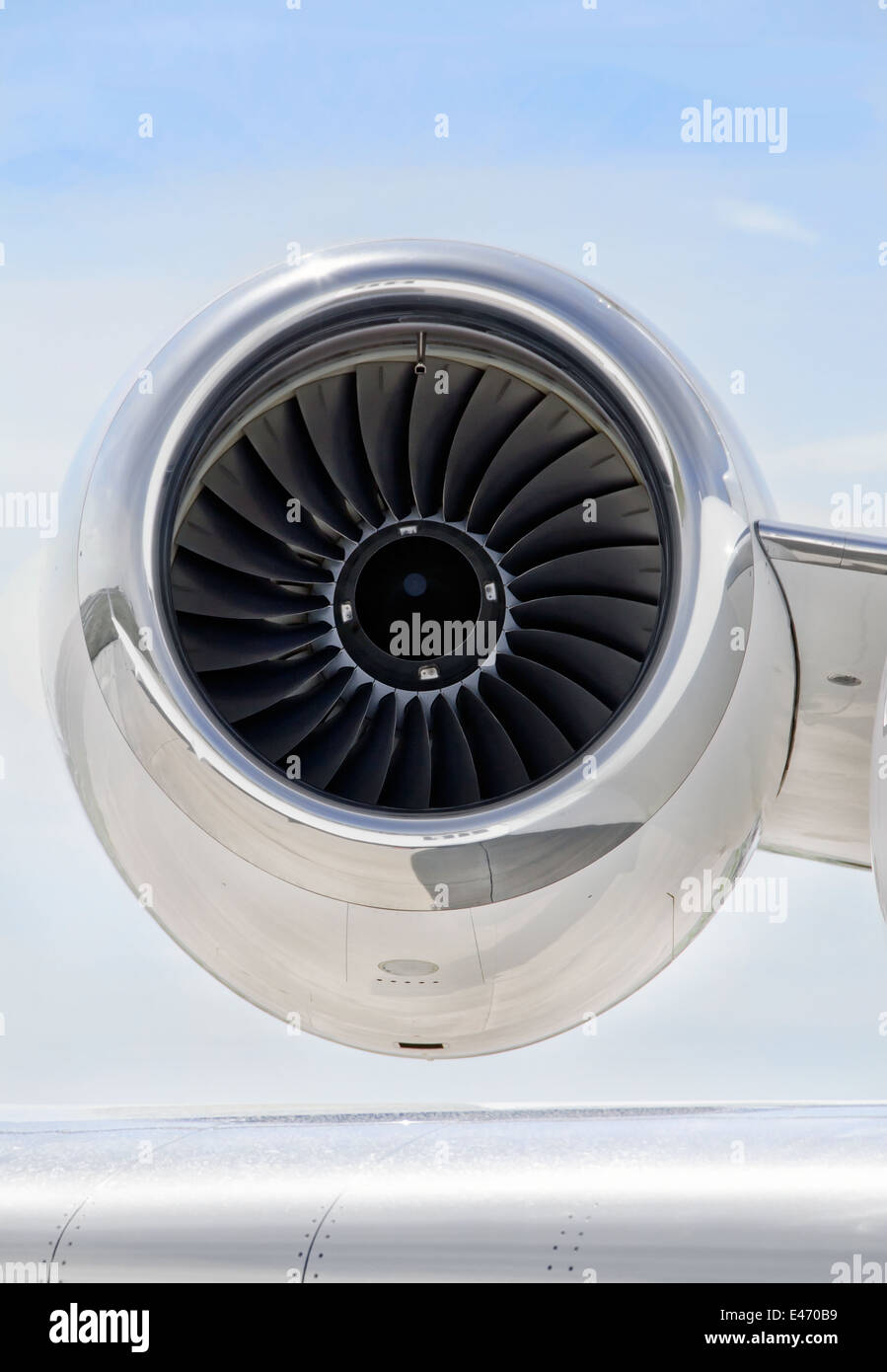 Jet-Engine mit einem Teil eines Flügels auf ein Luxus-Privatflugzeug - Bombardier Global Express Stockfoto