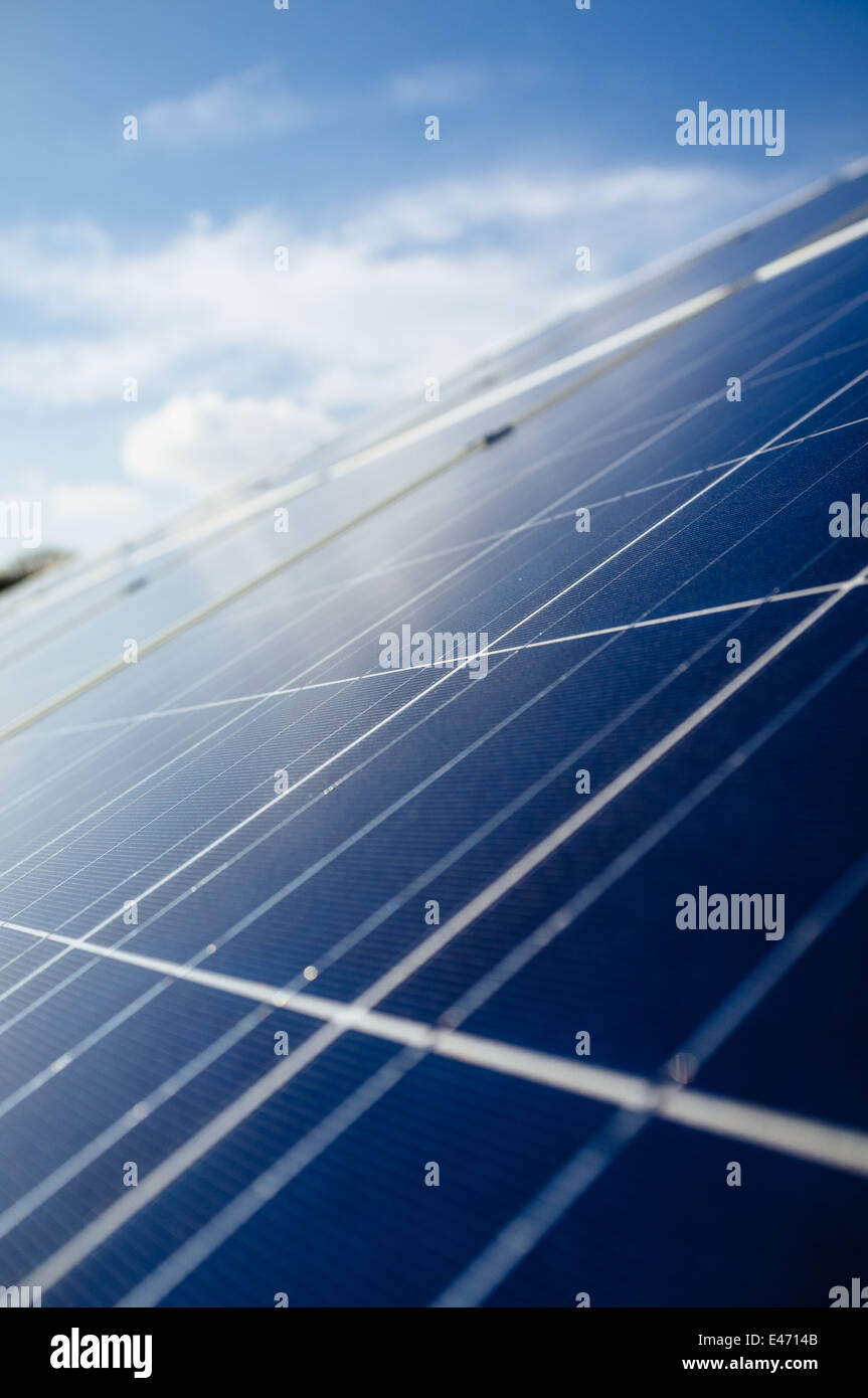 Photovoltaikanlagen in einem Solarpark in Cornwall nutzen Strom aus der Sonne und liefern grüne, erneuerbare Energie Stockfoto