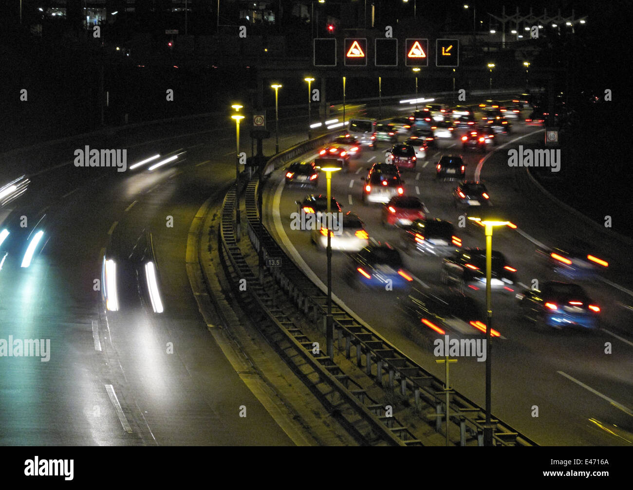 Berlin, Deutschland, langsam fließenden Verkehr auf der Autobahn A 100 in der Nacht Stockfoto