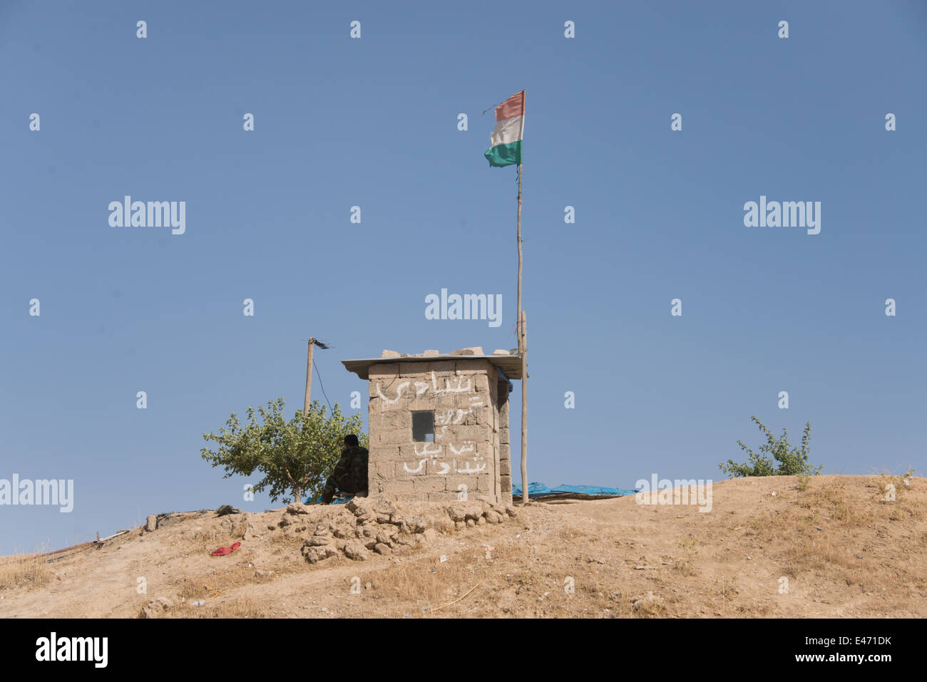 Ein Militärposten der kurdischen Armee oder Peshmerga Kräfte thront auf einem Hügel in der Provinz Ninive, Irakisch-Kurdistan. Stockfoto