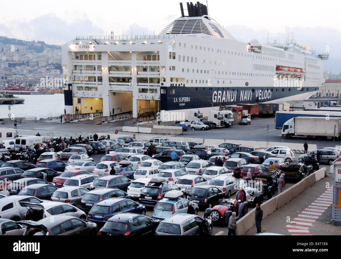 Dutzende von Autos in den Hafen von Genua zur Einschiffung auf die Fähre Dutzende von Autos in den Hafen von Genua zur Einschiffung auf die Fähre