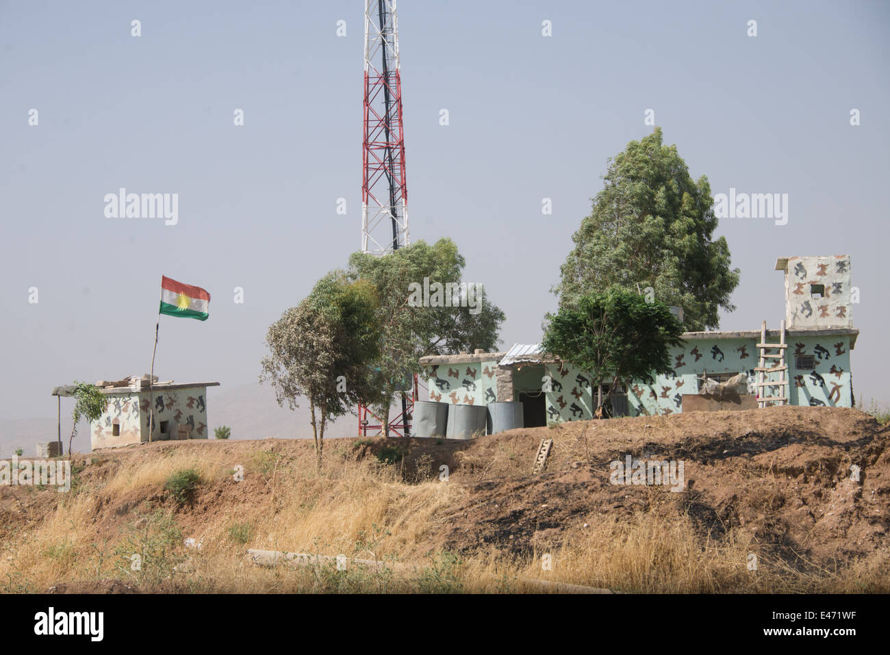 Ein Militärposten der kurdischen Armee oder Peshmerga Kräfte thront auf einem Hügel in der Provinz Ninive, Irakisch-Kurdistan. Stockfoto