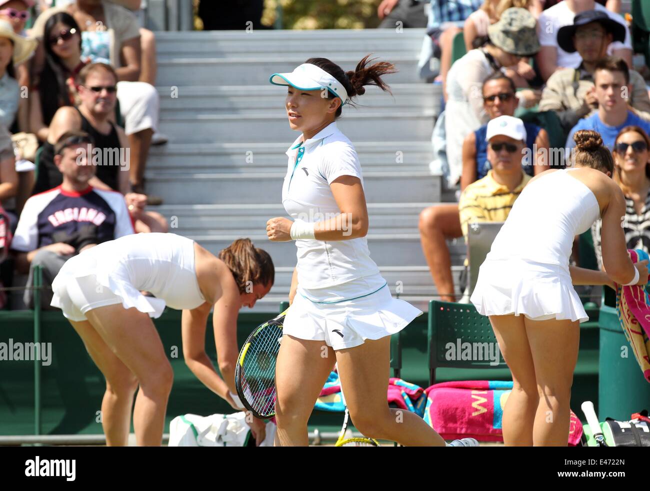 London, London, UK. 1. Juli 2014. Zheng Jie aus China läuft während der Frauen Doppel-Halbfinale gegen Sara Errani und Roberta Vinci Italiens bei der 2014 Wimbledon Championships in Wimbledon, Südwesten von London, 1. Juli 2014. © Meng Yongmin/Xinhua/Alamy Live-Nachrichten Stockfoto