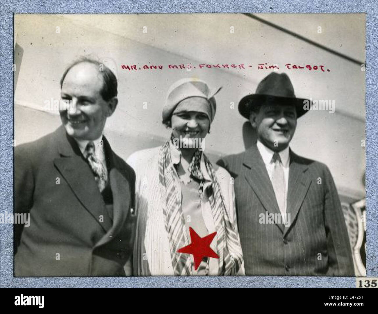 A.H.G. Fokker, ein renommierter Luftfahrtpionier, leistete bedeutende Beiträge zur Entwicklung von Flugzeugkonstruktionen im frühen 20. Jahrhundert. Seine Arbeit mit Flugzeugen wie dem Fokker Triplane, das im Ersten Weltkrieg weit verbreitet war, festigte sein Vermächtnis in der Luftfahrtgeschichte. Dieses spezielle Flugzeug, AL73-A-150, ist mit Fokkers Einfluss auf das Luftfahrtdesign und die Luftfahrtkultur verbunden. Fokkers Zusammenarbeit mit Piloten wie Jim Talbot und Violet Austman förderte seinen Einfluss auf die frühe Luftfahrt. Stockfoto