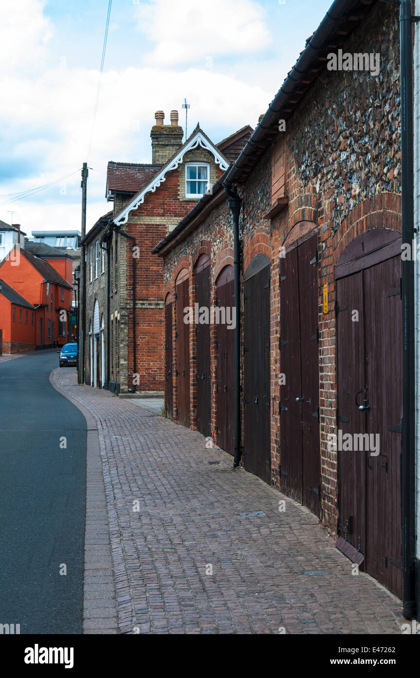 Reihe von Garagen in Bury St Edmunds, Suffolk, UK Stockfoto