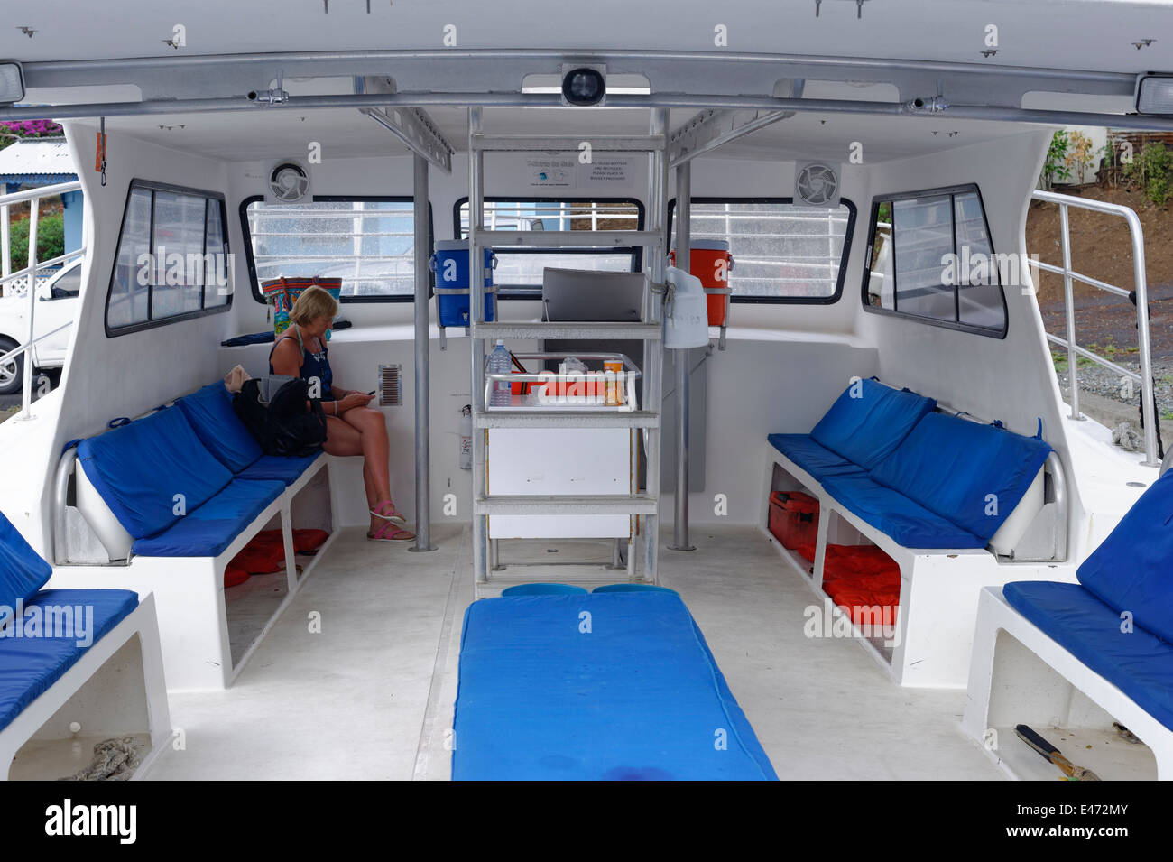 St Lucia Cabin Motora Boot verwendet, um Touristen, um Delfine und Wale beobachten. Stockfoto