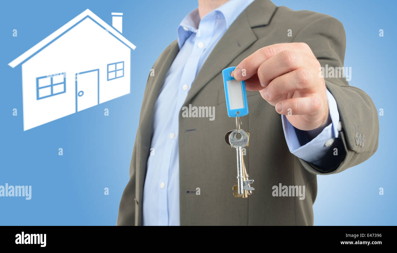 Mann im Anzug mit Schlüssel Stockfoto