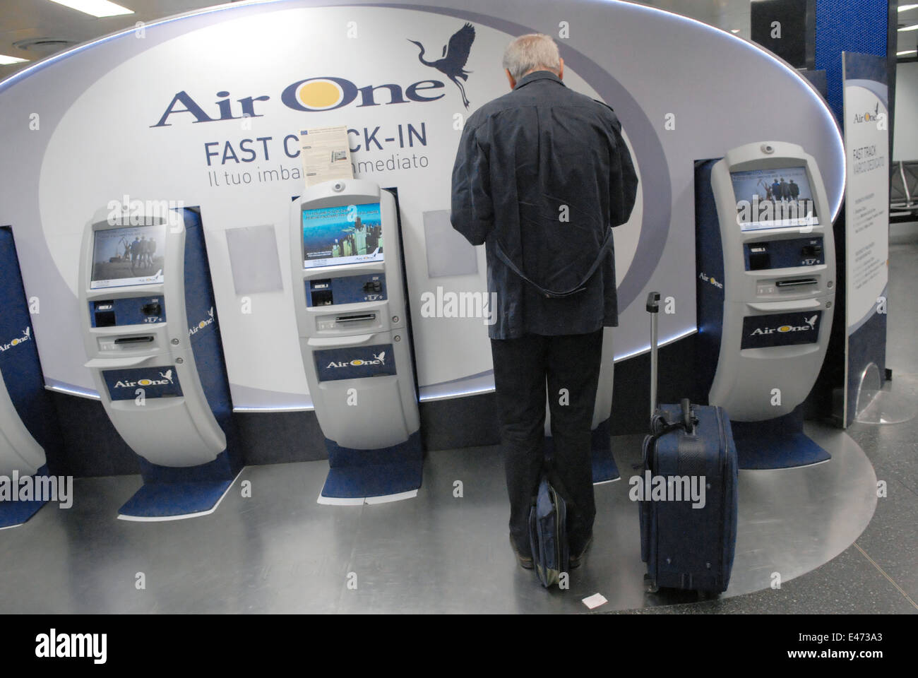 Flughafen von Milano Linate (Italien), automatischen Check-in von AirOne Unternehmen Stockfoto