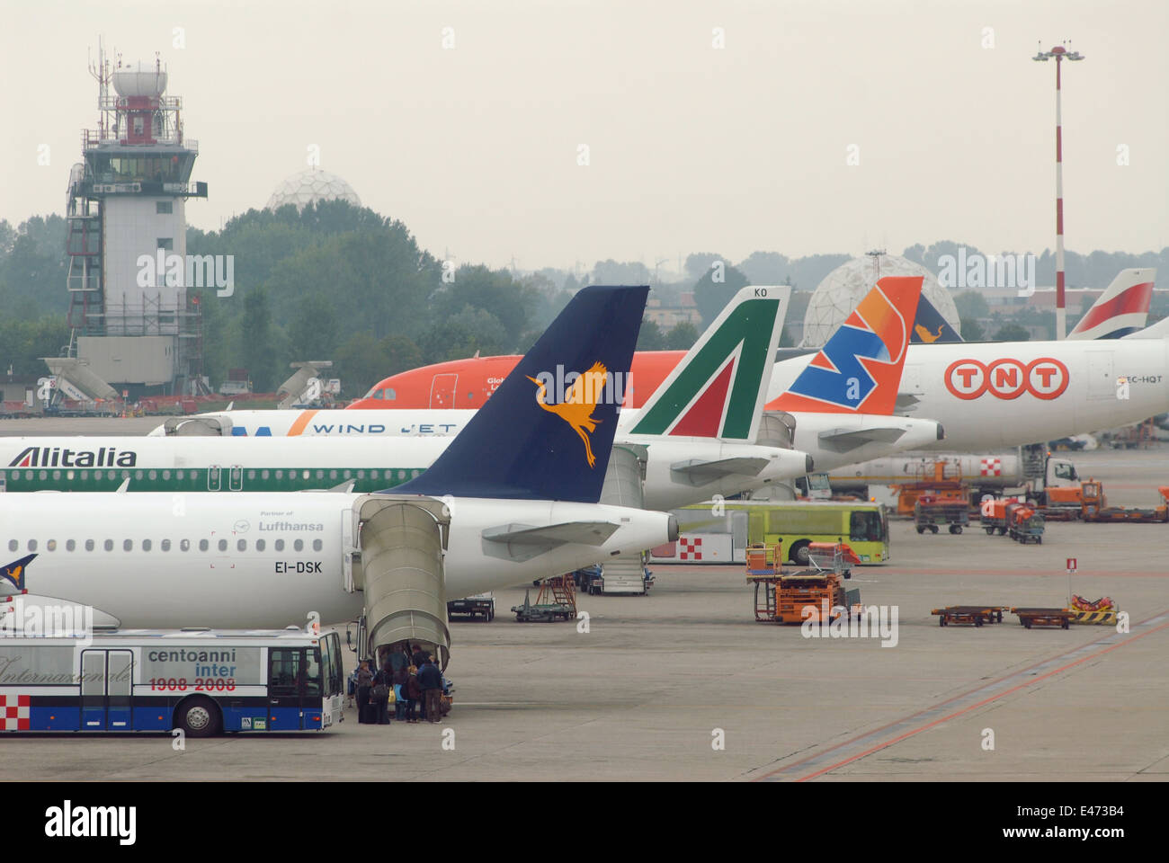 Flughafen von Milano Linate (Italien), Alitalia, TNT und AirOne Airliner Stockfoto