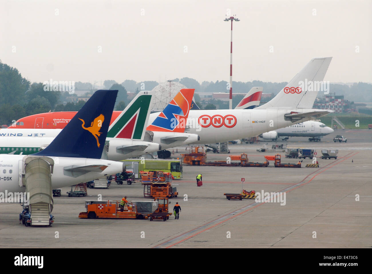 Flughafen von Milano Linate (Italien), Alitalia, TNT und AirOne Airliner Stockfoto