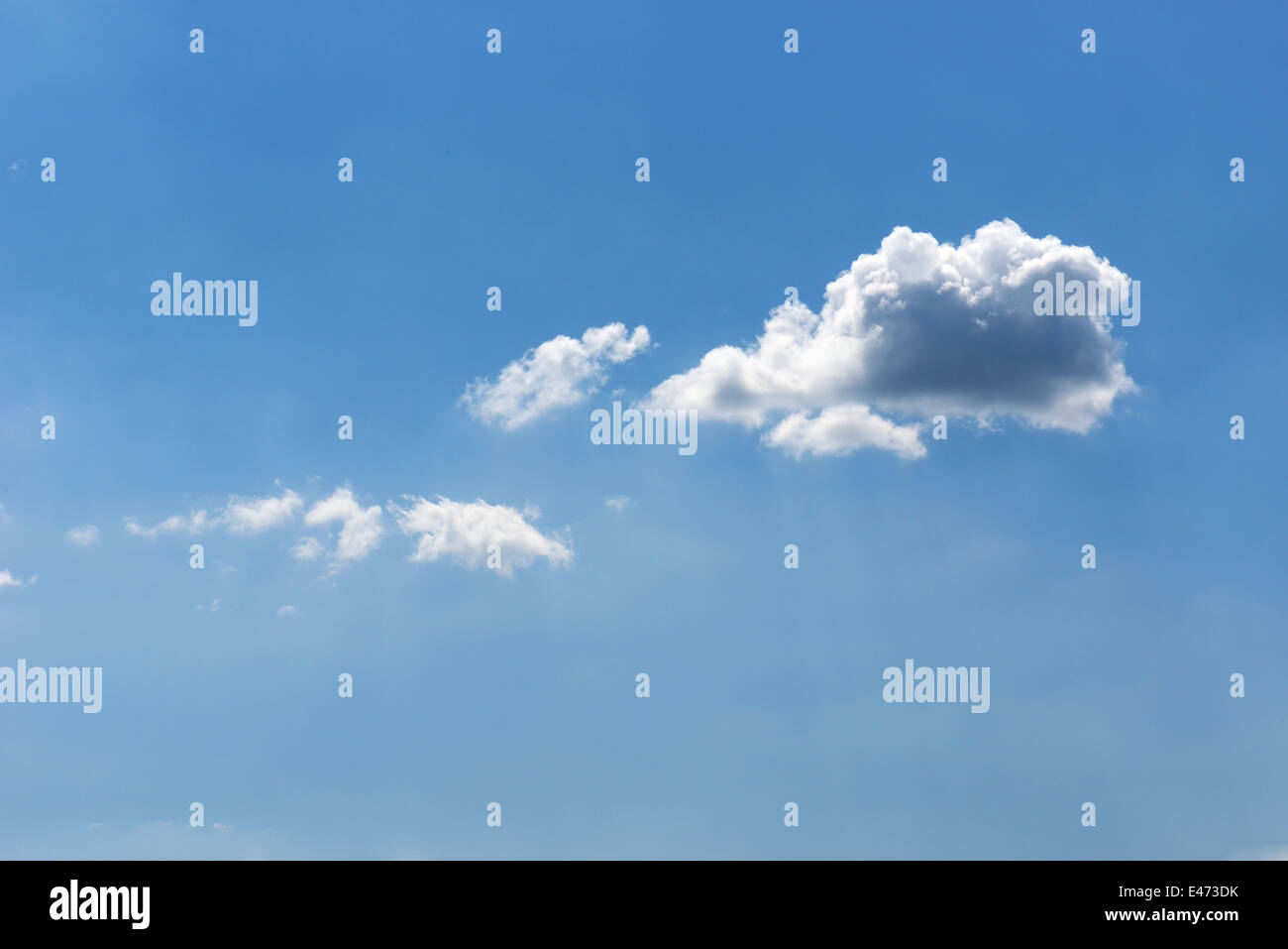 Blauer Himmel Tag mit ein paar Puffs von Wolke Stockfoto