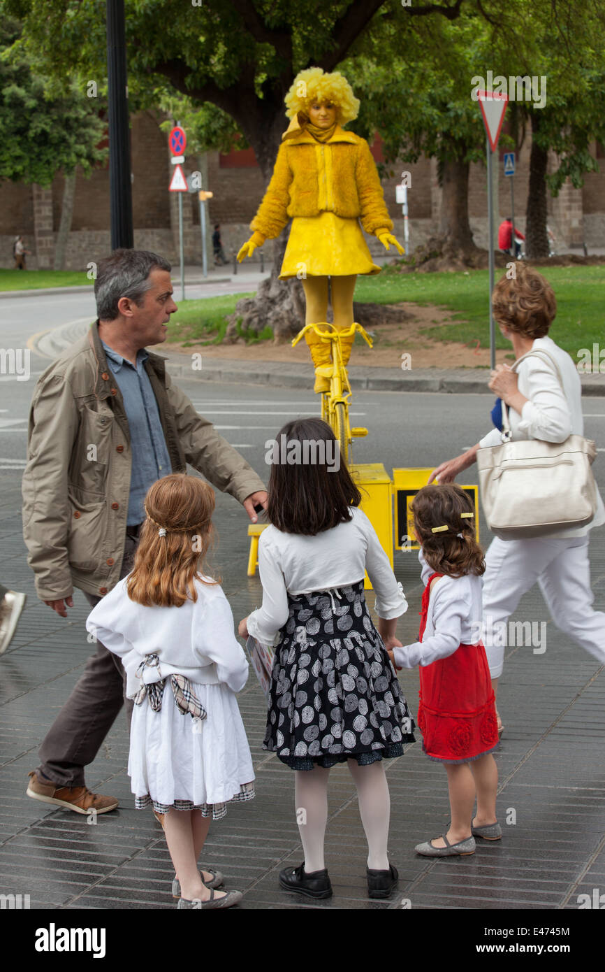 Straße Pantomime, Kinder und Fußgänger auf der La Rambla in Barcelona, Katalonien, Spanien. Stockfoto