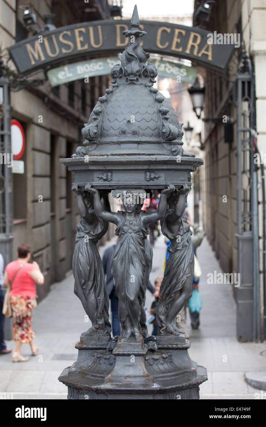 Spitze eines Brunnens vor Museu de Cera auf La Rambla in Barcelona, Katalonien, Spanien. Stockfoto