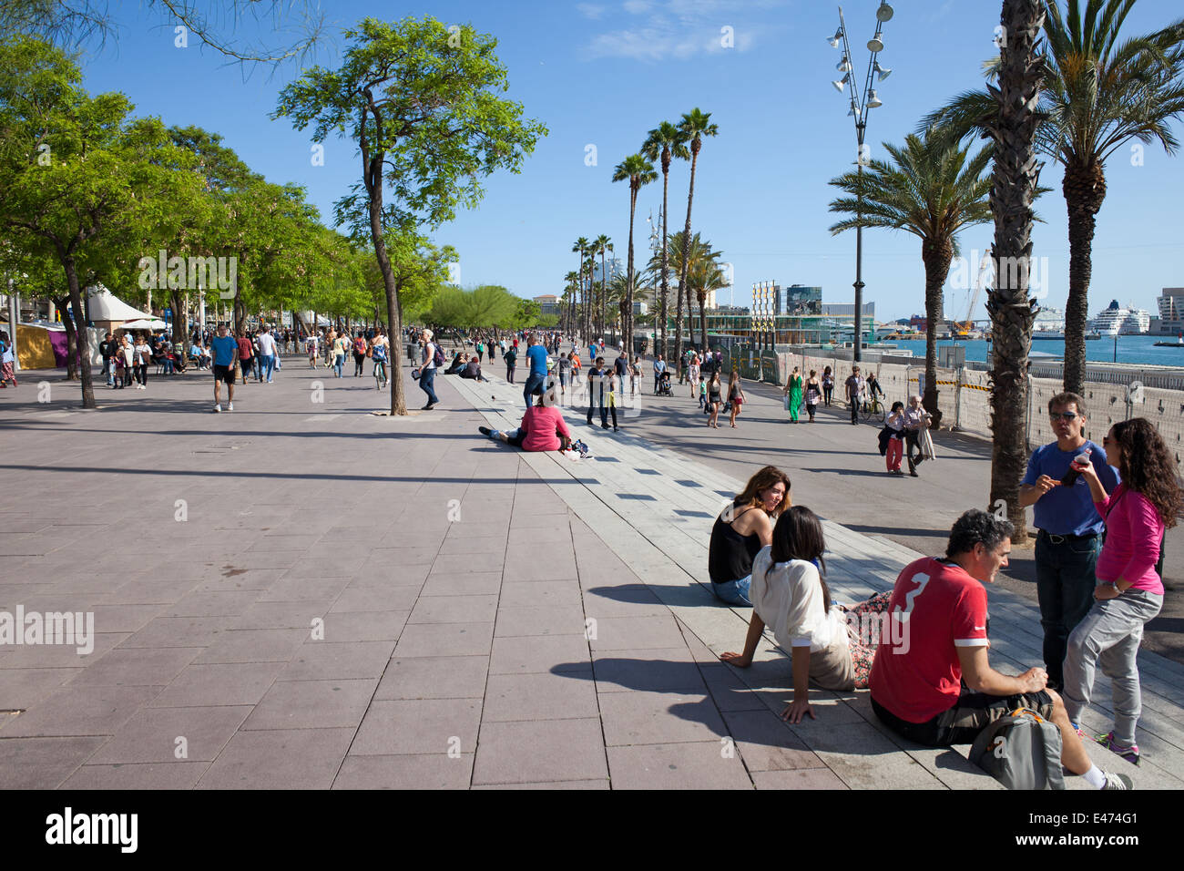 Menschen entspannen Sie auf der Strandpromenade in Barcelona, Spanien. Stockfoto