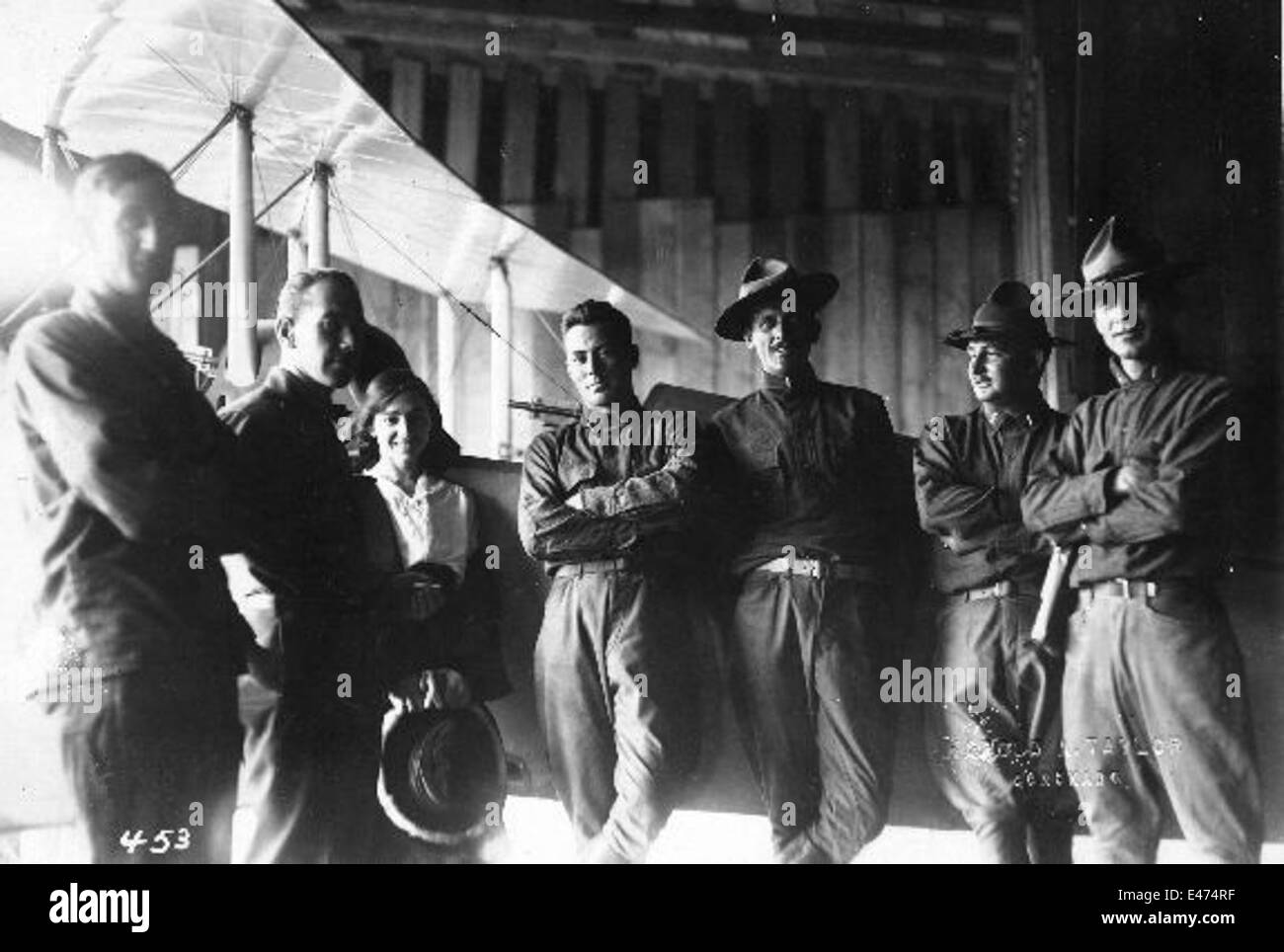 Die AL14-B 135, die von Piloten der Curtiss Aviation School betrieben wurde, war ein wichtiger Bestandteil der frühen Flugausbildung. Dieses Bild zeigt namhafte Piloten wie George Hallett, Katherine Stinson und Joseph C. Morrow und betont ihre Beiträge zur Luftfahrt auf North Island, San Diego. Stockfoto