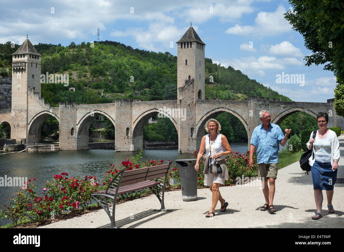 Le Pont Valentré / Pont du Diable, 14. Jahrhundert sechs-Span befestigte Steinbogenbrücke überquert den Fluss Lot in Cahors, Frankreich Stockfoto