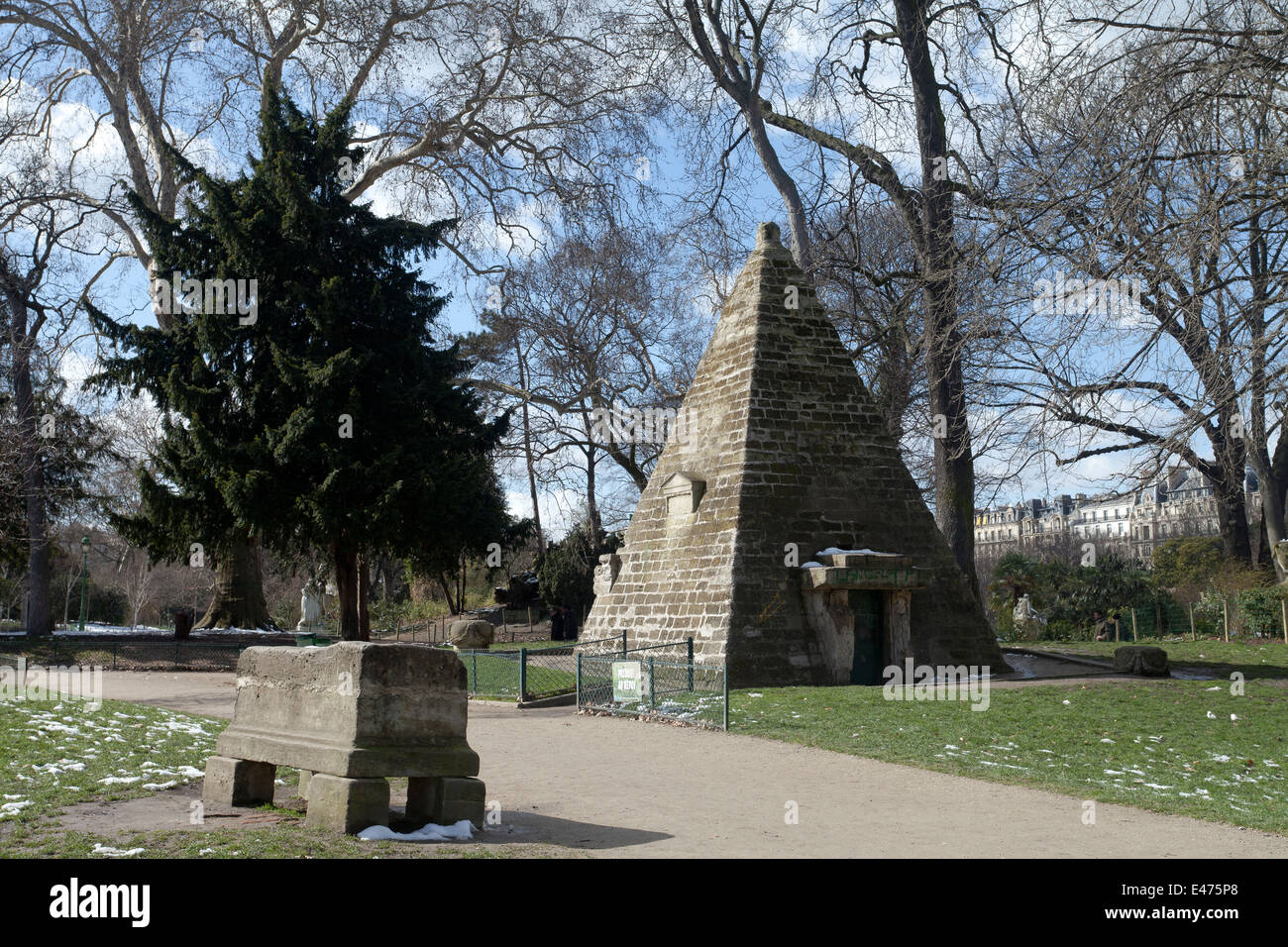 Parc Monceau ist eine Torheit, abgeschlossen im Jahre 1779 im informellen englischen Stil. Das Foto zeigt die Miniatur Antike ägyptische Pyramide. Stockfoto