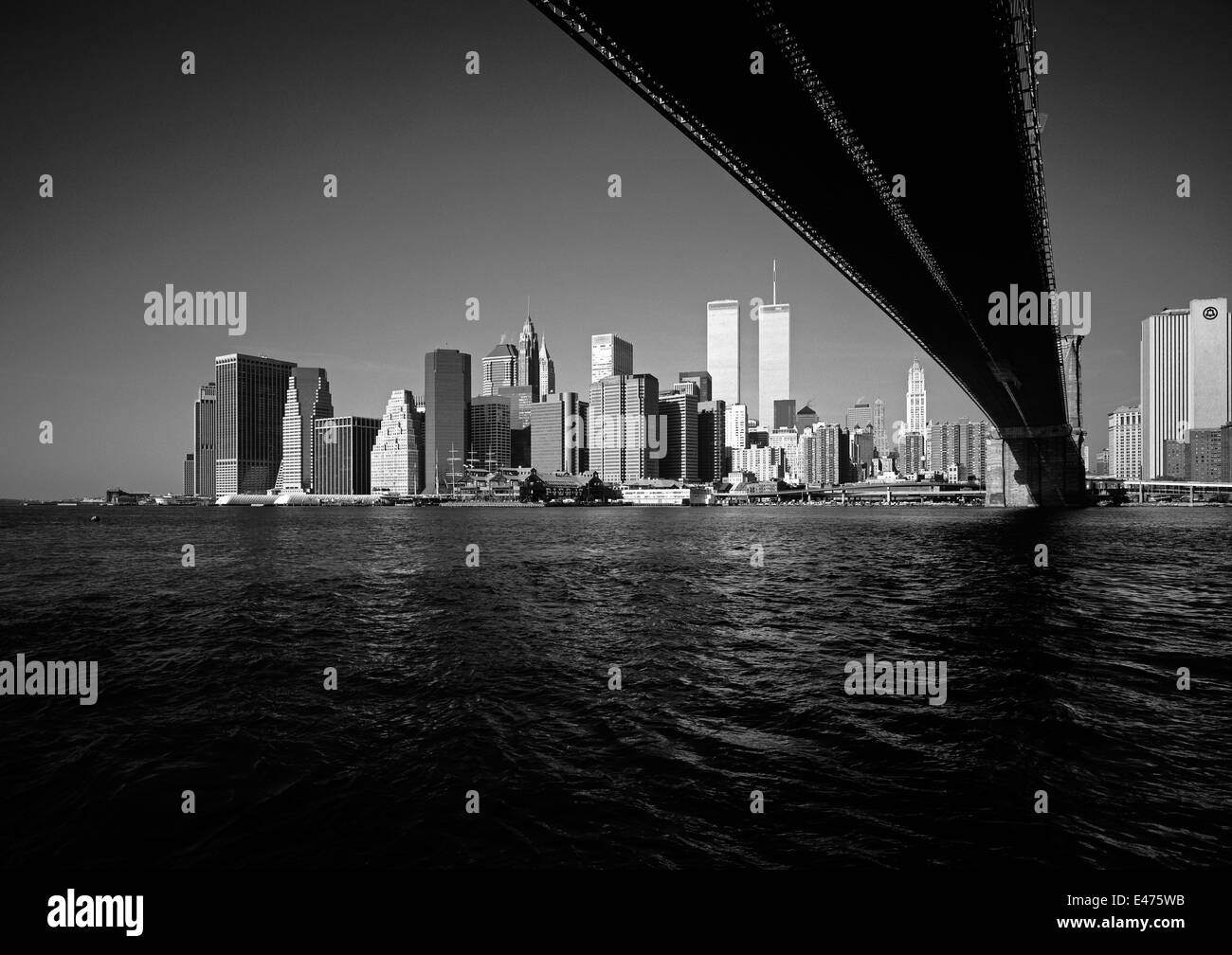 Lower Manhattan Skyline mit Brooklyn Bridge und East River vor dem 11 2001. September New York City NYC NY USA Stockfoto